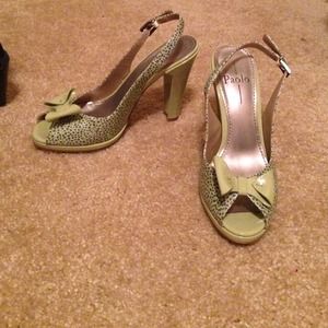 Adorable! Peep toe heel! Green & brown spotted