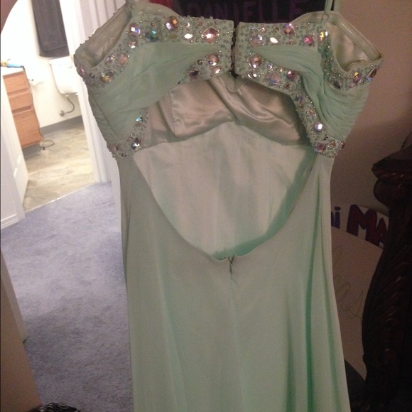 Prom dress from Dillard's. Size 5/6 fits lose. - Picture 4 of 4