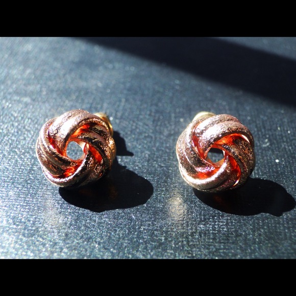 Gold knotted stud earring