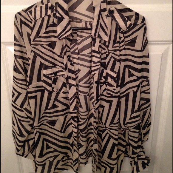❤️️SOLD❤️️ geometrical off white and black blouse - Picture 1 of 3