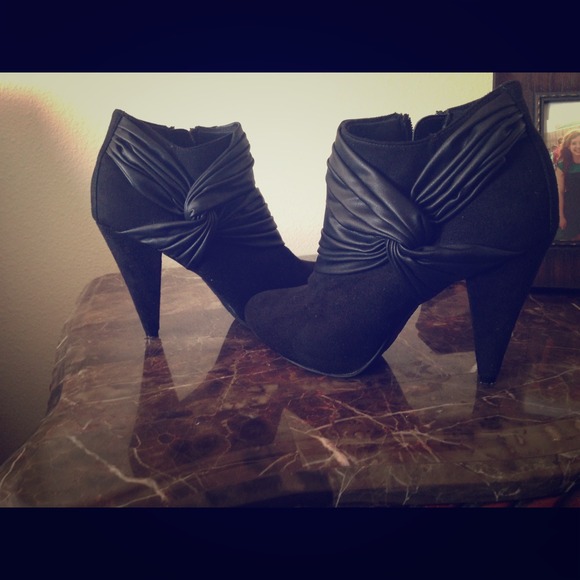 Black ankle high heels. Cuff like high heels - Picture 1 of 3