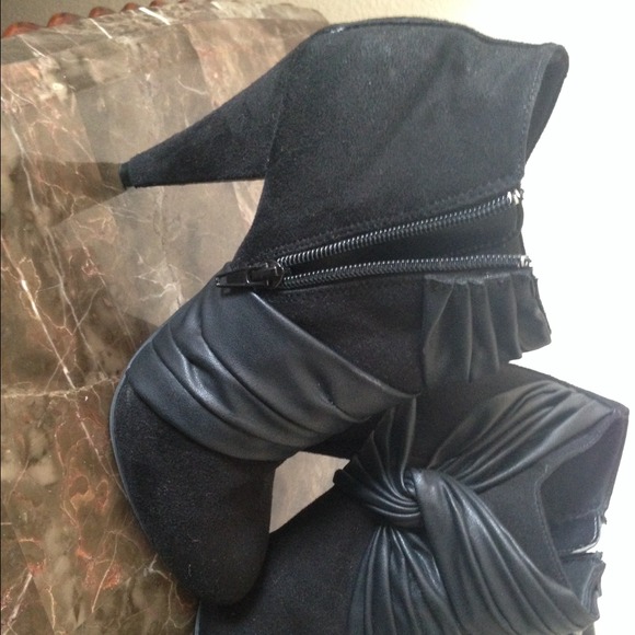 Black ankle high heels. Cuff like high heels - Picture 2 of 3