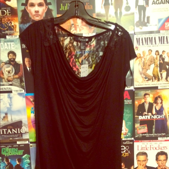 🌸Lace back crowl neck top