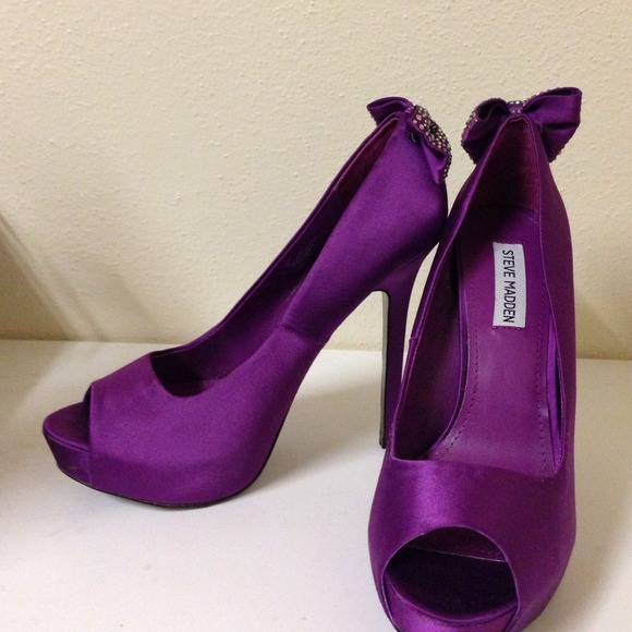 🎀SOLD🎀 Glitter Bow Pumps - Picture 2 of 3