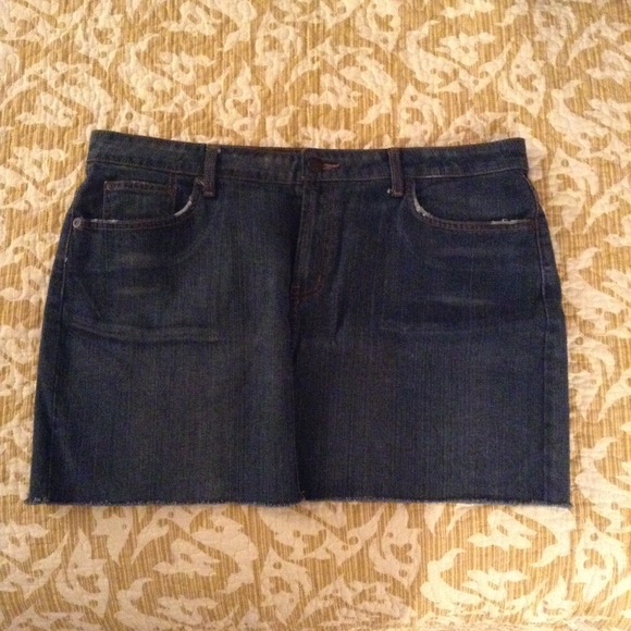 Short denim skirt.