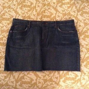 Short denim skirt.