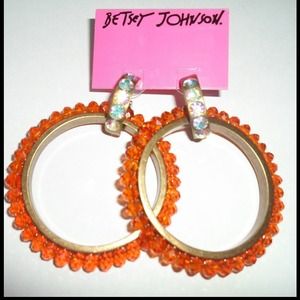 Nwt BETSEY JOHNSON ORANGE CRYSTAL HOOP EARRINGS.