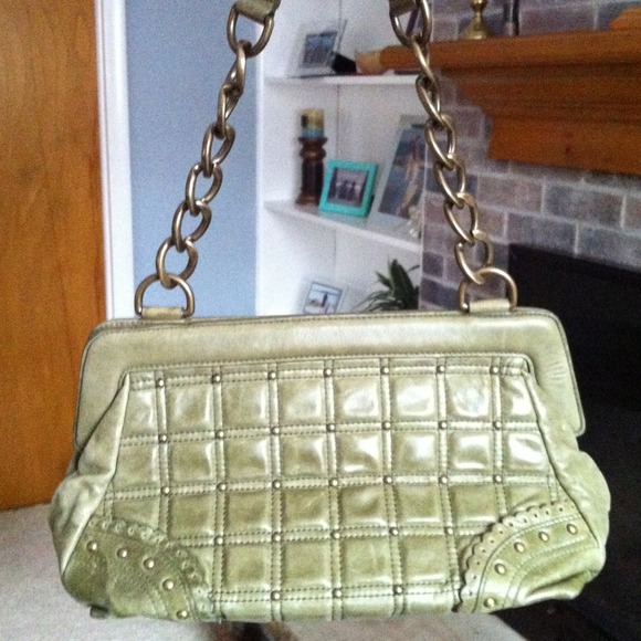 Green handbag magnetic closure