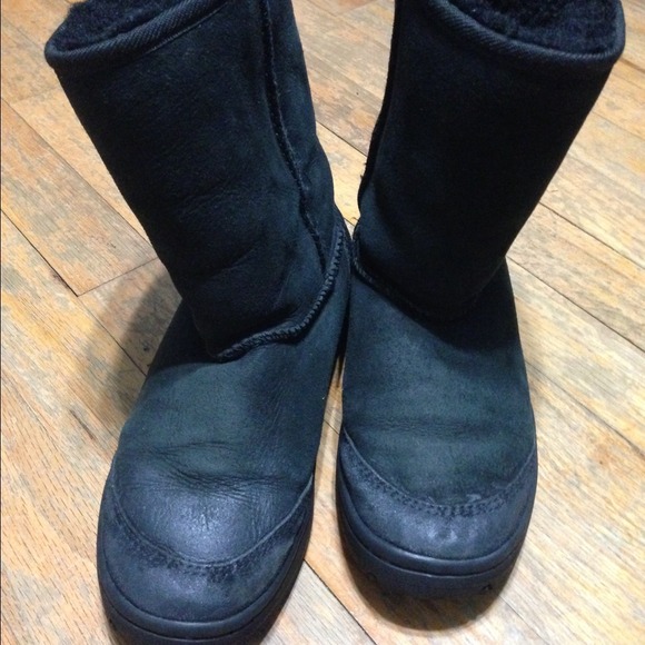REDUCED. Black short Uggs