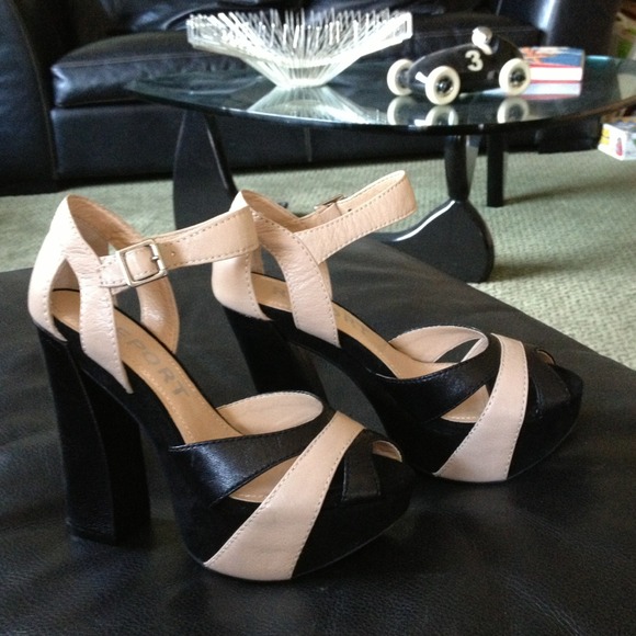 Report  blk/tan platforms - Picture 1 of 1