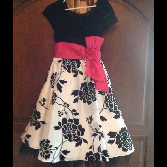 Party dress for a little girl - Picture 1 of 4