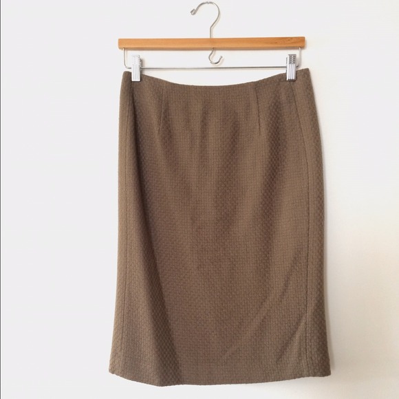Like new! Beautiful pencil skirt by Culture