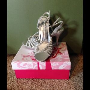 Silver studded Wild Rose dress shoes. Sz 6 1/2