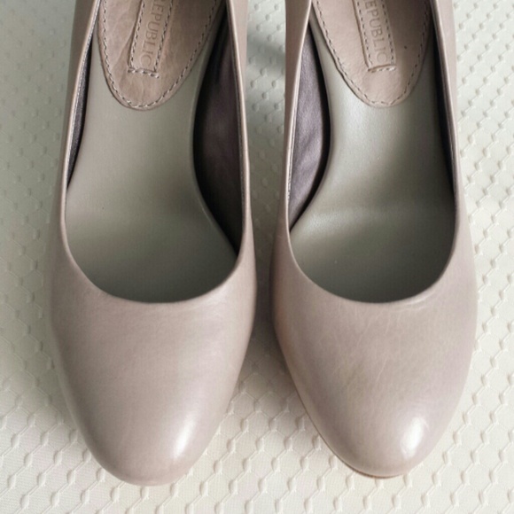 SOLD Banana Republic Taupe Leather Platform Pump - Picture 2 of 4