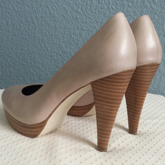 SOLD Banana Republic Taupe Leather Platform Pump - Picture 3 of 4