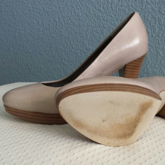 SOLD Banana Republic Taupe Leather Platform Pump - Picture 4 of 4
