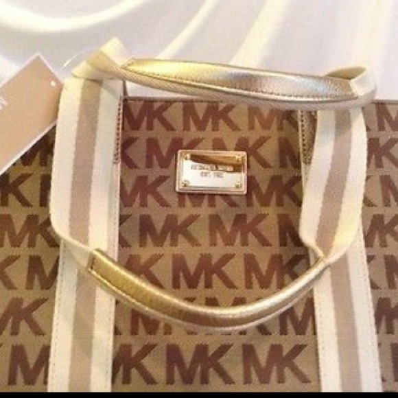 ❌❌SOLD on TRADESY❌❌ Michael Kors XL travel Tote - Picture 2 of 4