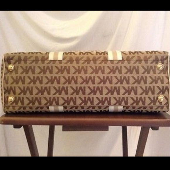 ❌❌SOLD on TRADESY❌❌ Michael Kors XL travel Tote - Picture 3 of 4