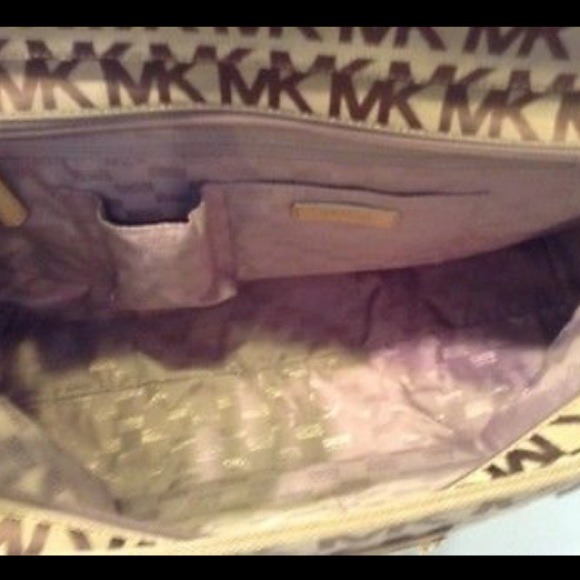 ❌❌SOLD on TRADESY❌❌ Michael Kors XL travel Tote - Picture 4 of 4