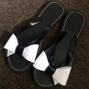 Cute Vince Camuto Flip flops