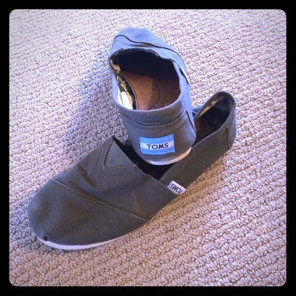 Toms size 6 army green