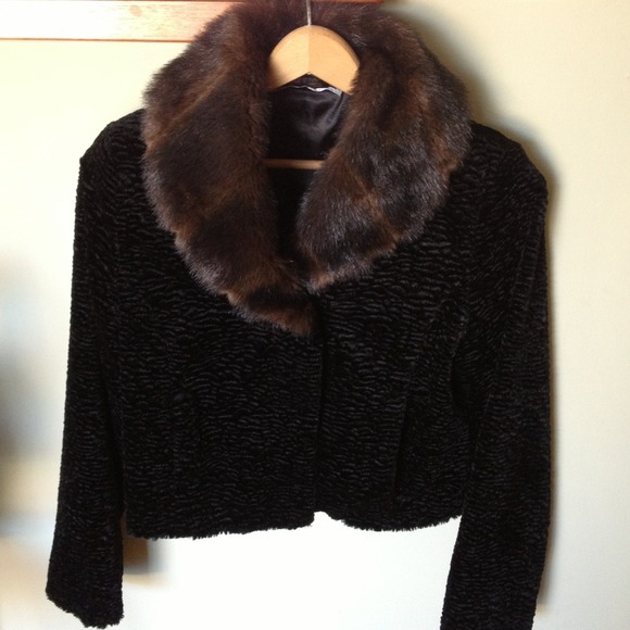 Vintage style coat w/faux collar