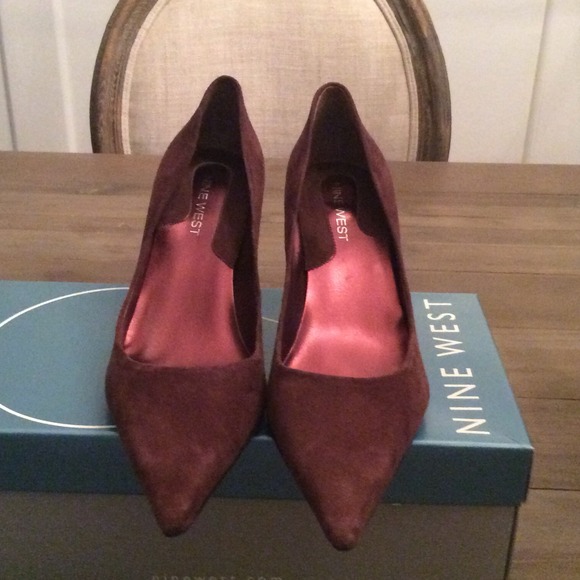 Brown suede leather low pointed heel