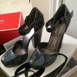Embossed printed heels