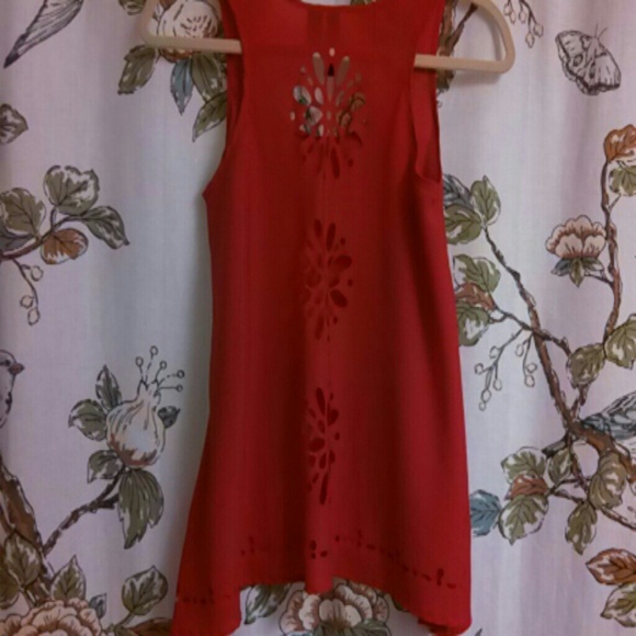 Boutique cut out sleeveless shirt - Picture 2 of 3