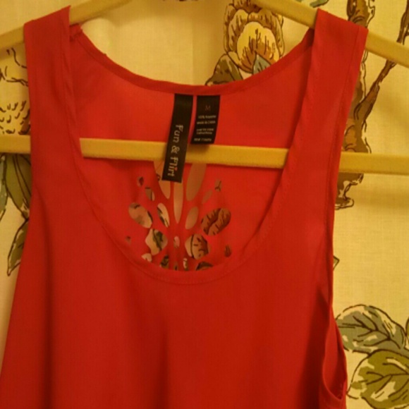 Boutique cut out sleeveless shirt - Picture 3 of 3
