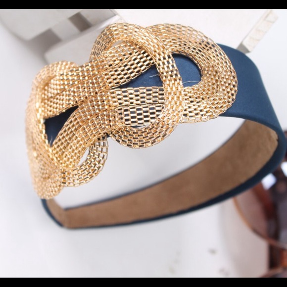 Accessories - 🔥🔥SALE NWT Gorgeous Blue Headband W Gold Detail.