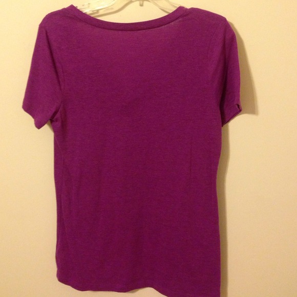 💎Old Navy Basic V-Neck Tee💎 - Picture 3 of 3