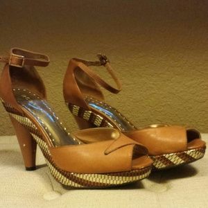 BCBG Tan Shoes gorgeous heel