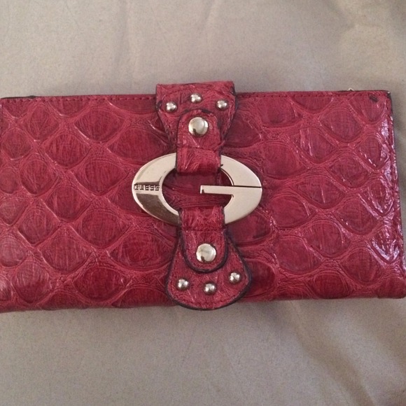 Guess wallet!
