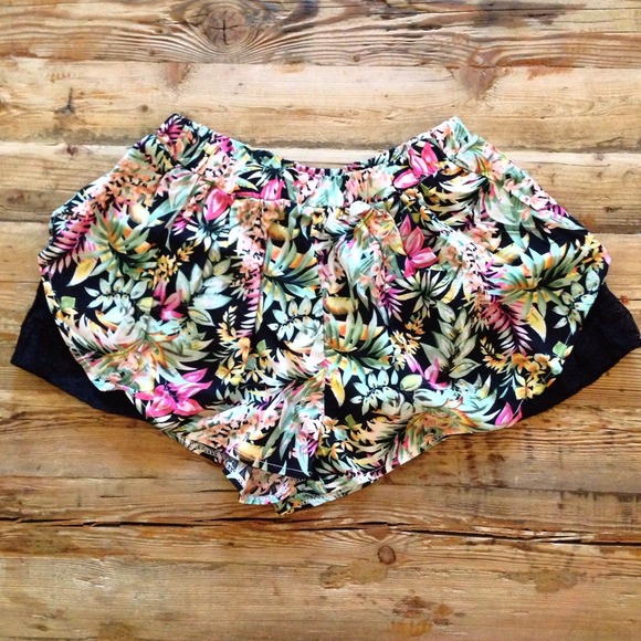 Floral Open Side Flap and Lace Shorts - Picture 2 of 2