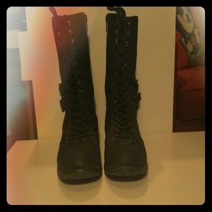 cathy jean combat boot in black.