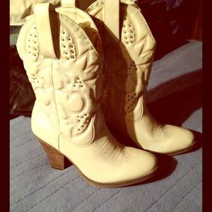 SOLD❗️White cowboy boots