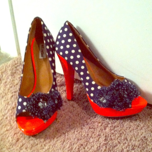 Navy blue &white polka dot heels with bright trim.