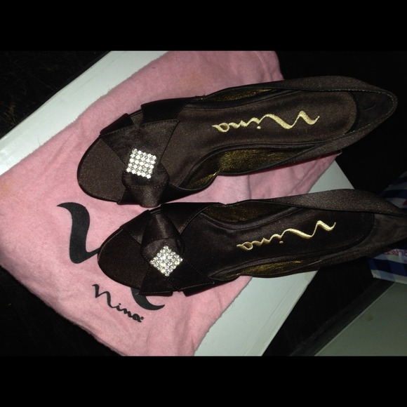 🆕 Nina Satin Heel with Rhinestone Detail - Picture 2 of 3