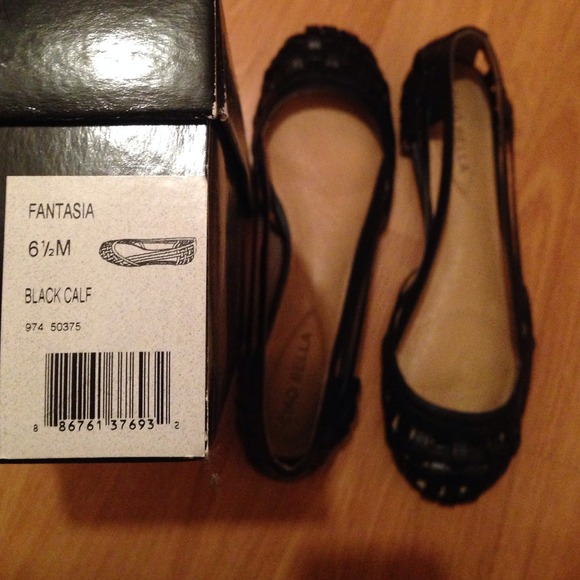 Ciao Bella (Macy's) Black Flats - Picture 3 of 3