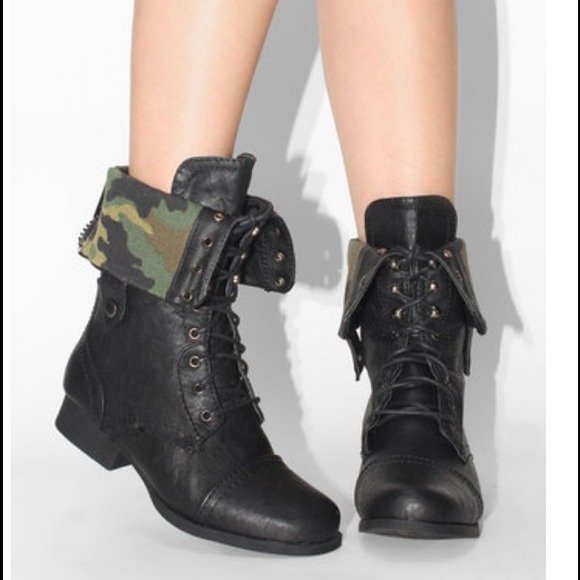 Camo combat shoes