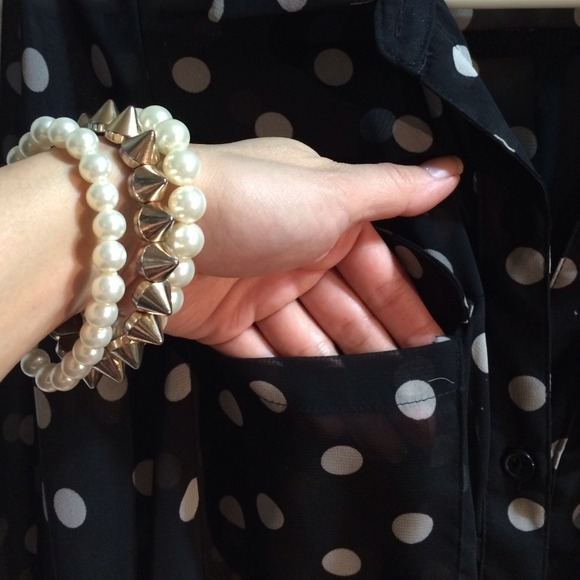 🚨SOLD IN BUNDLE🚨Polka dots button down shirt 👚 - Picture 4 of 4