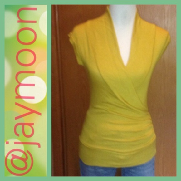 Tops - SALE🌅A Romanic yellow top low cut