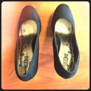 $5 Bundle Deal Item:Black Faux Suede Platform Pump