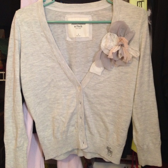Abercrombie summer cardi gray w floral appliqué S