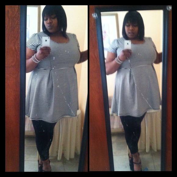 A striped dress - Picture 1 of 1