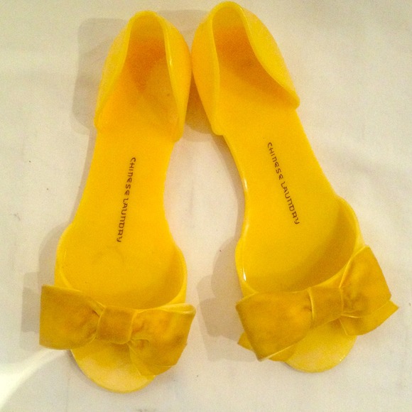 ⬇️Chinese Laundry yellow peep toe jellies