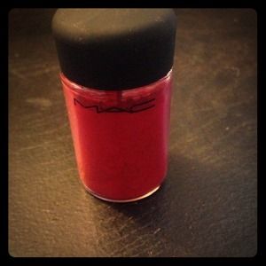 MAC "basic red" pigment