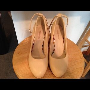 Women high-heeled shoes