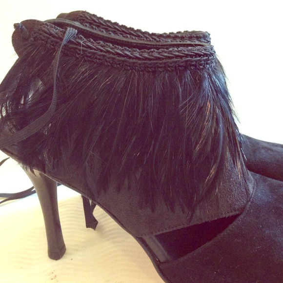 Beautiful black fringe with feathers heels